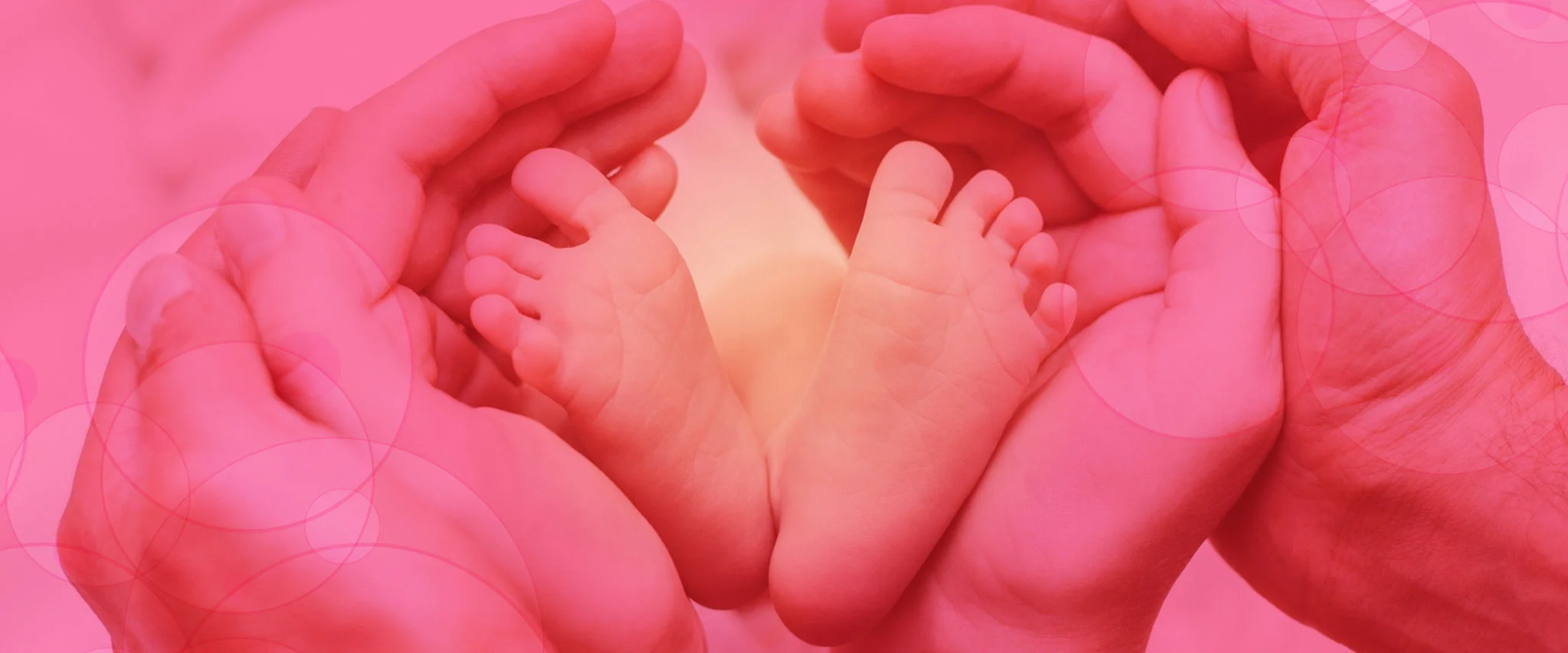 Pies de bebé en manos
